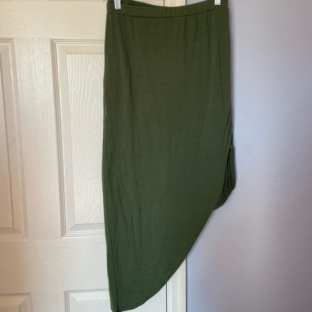 Green side slit skirt